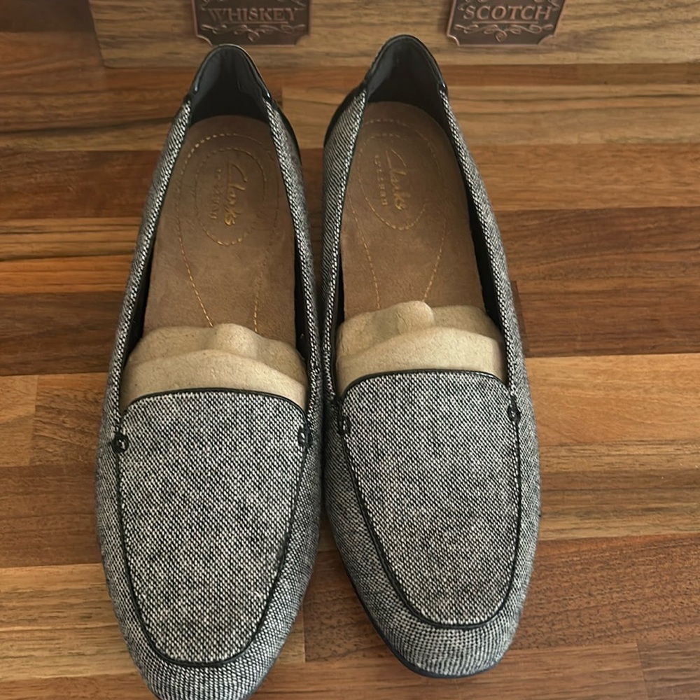BNWT no box women black and white Clarks size 8 M loafers